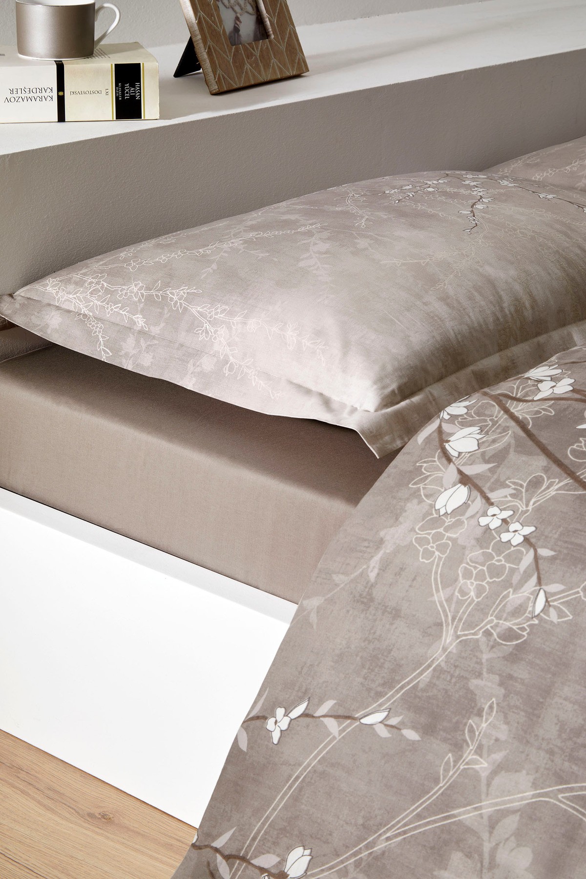 White Sakura King Size Lastikli Çarşaf Nevresim Takımı
