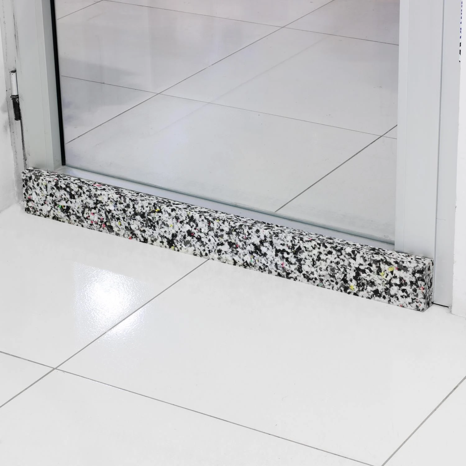 Kapı Eşik Süngeri Yapışkanlı Kapı Altı Izolasyon Süngeri 88 cm