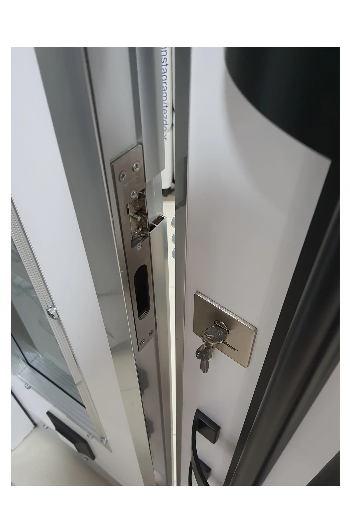 Beyaz Çelik Kapı Beyaz Renk Kabartmalı Model Daire Giriş Kapısı Sol Açılım