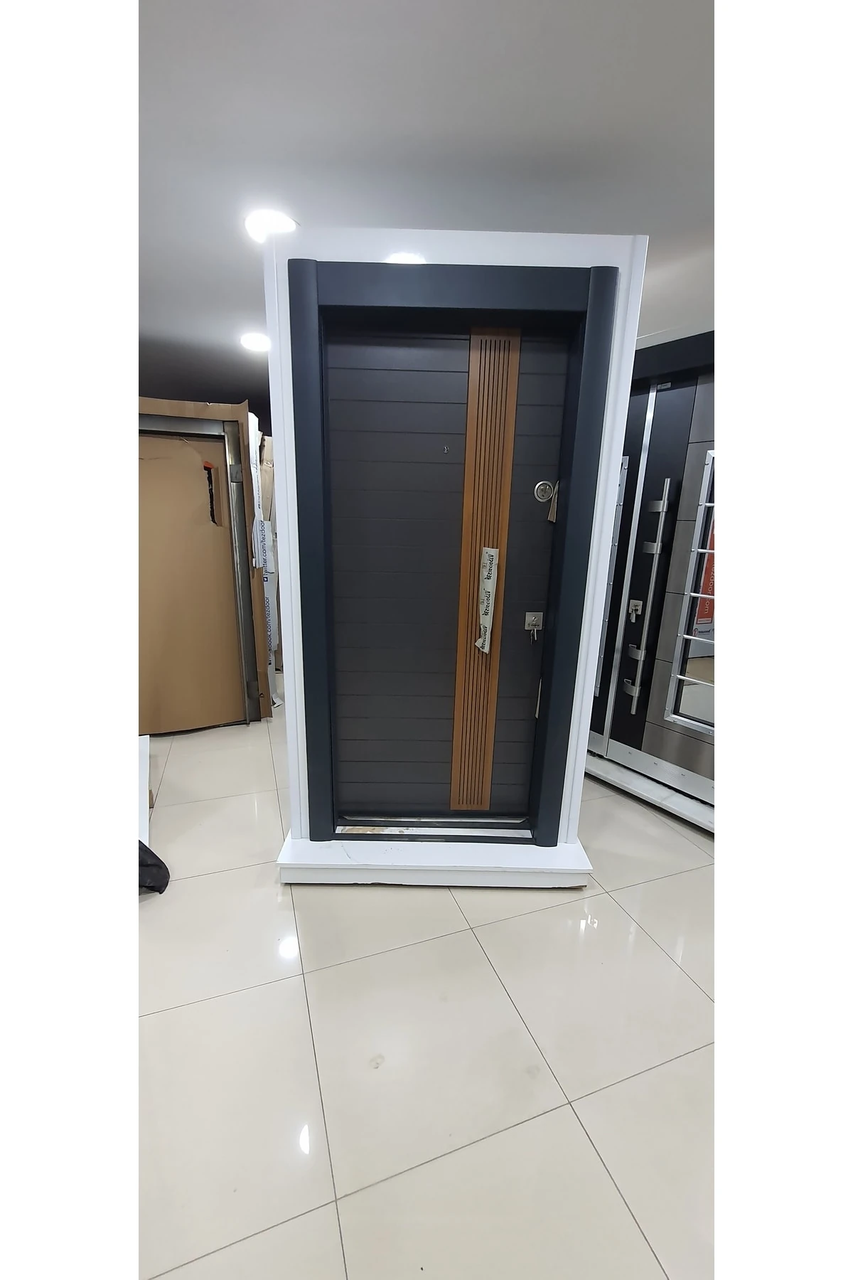 Çelik Kapı, Antrasit Renk, Ahşap Kuşaklı, Tırnaklı Sistem Daire Kapısı Sağ Açılım