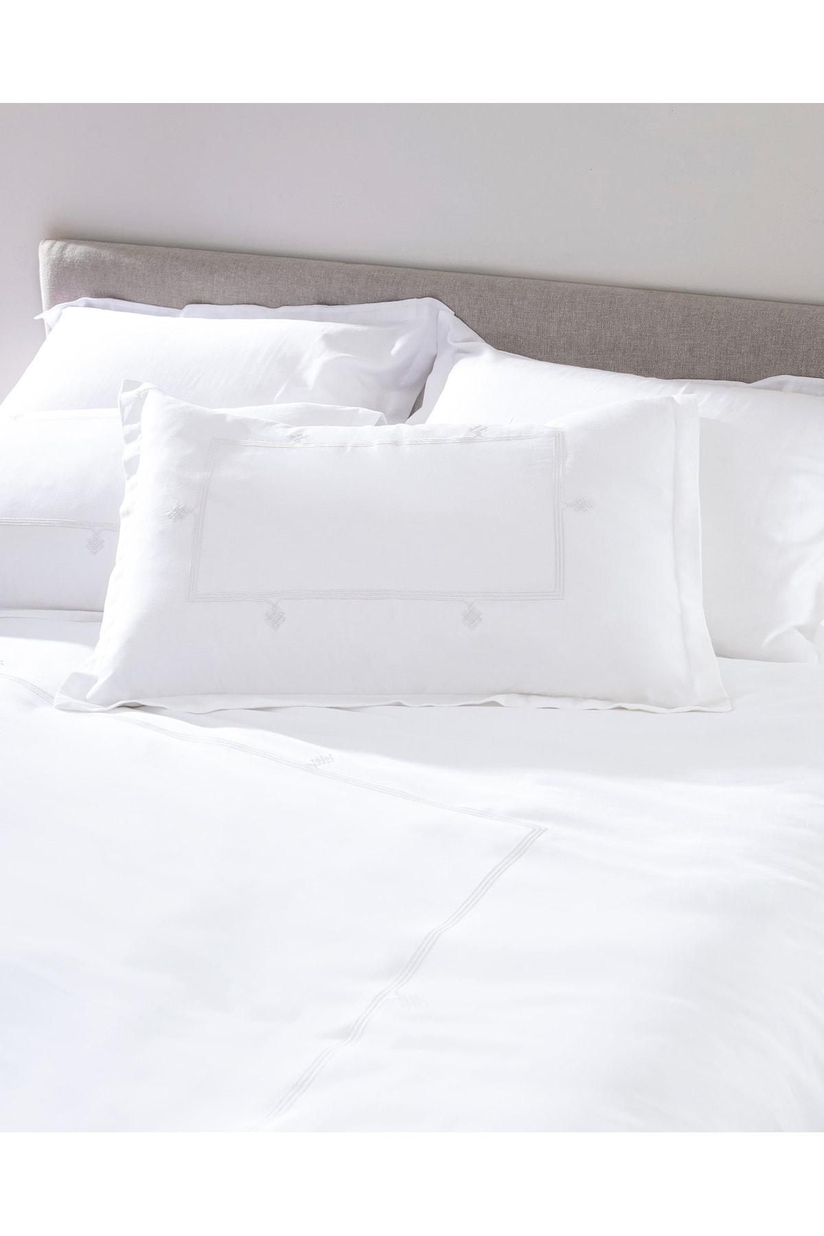 Lilas King Size Nakışlı Saten Nevresim Takımı - Açık Gri