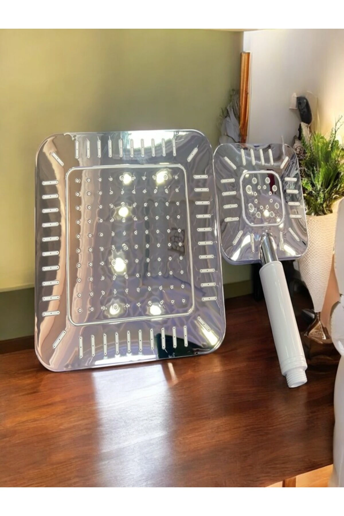 Şık ve fonksiyonel robot duş başlığı ve elcik labirent modeli, gri renk seçeneğiyle