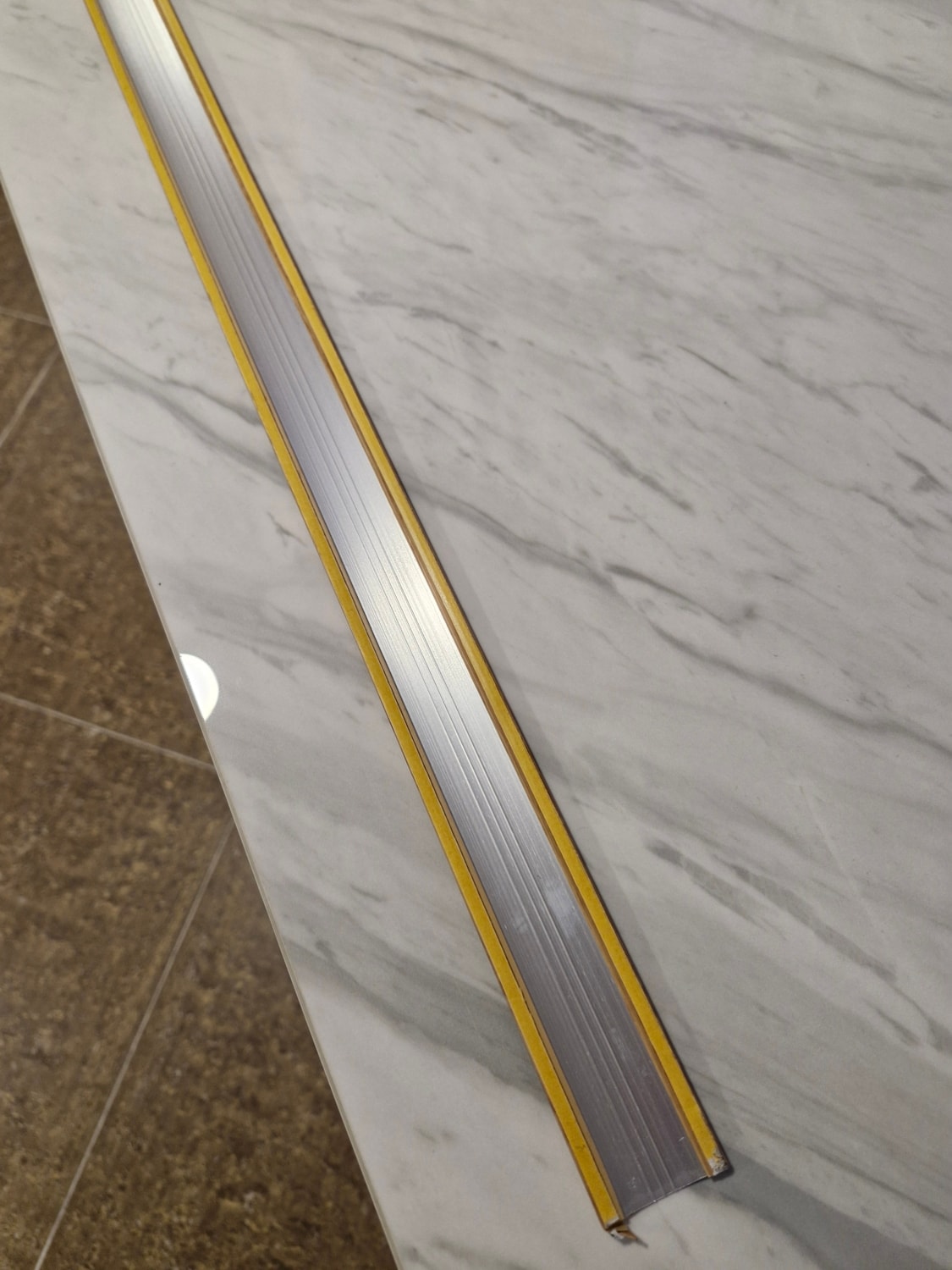 Parke Eşik Çıtası Kendinden Silikonlu Yapışkanlı Meşe Renkli Alüminyum Profil 90 Cm/ 4 Adet.