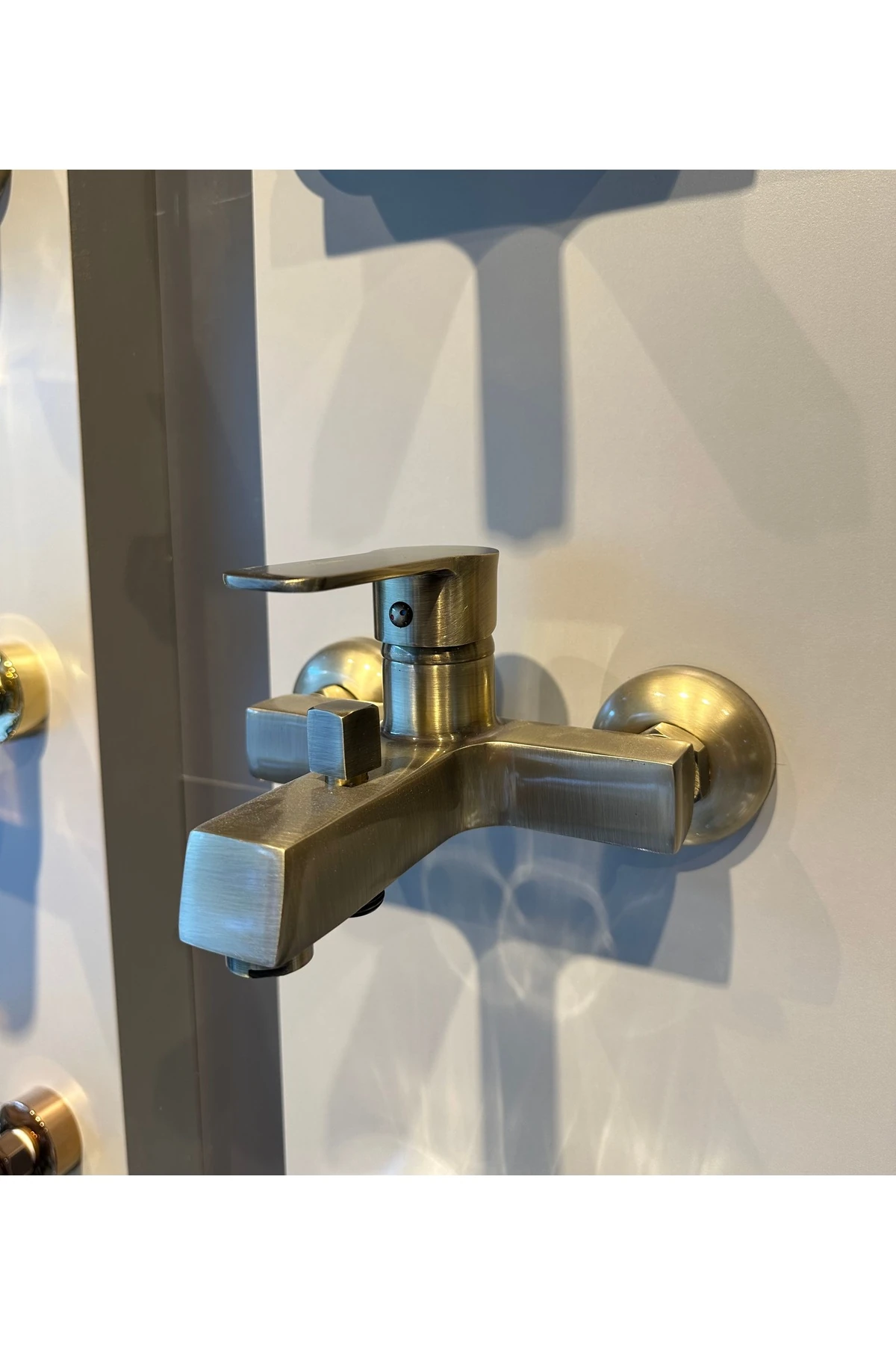 Mat Gold Duş Sistemi Mat Gold Tepe Yağmurlama Armatür Dahil Komple Set Fırçalanmış Dore Gold Kare