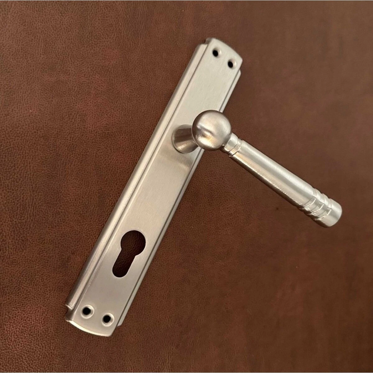 Şık Saten Aynalı Çelik Kapı Kolu, Sağ Açı, Dayanıklı ve Modern Tasarım