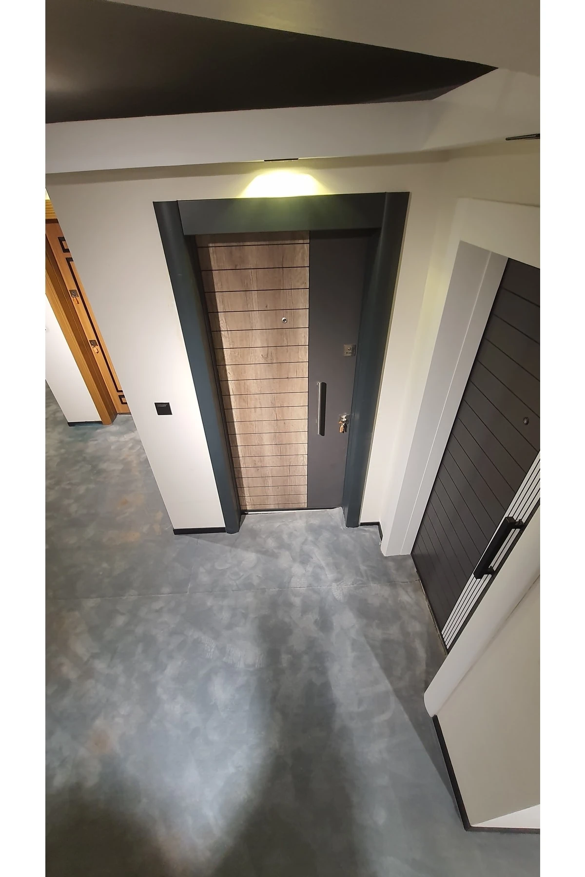 Çelik Kapı , Antrasit Kasalı Rustik Çizgili Düz Model Tırnaklı Sistem Çelik Kapı Sol Açılım