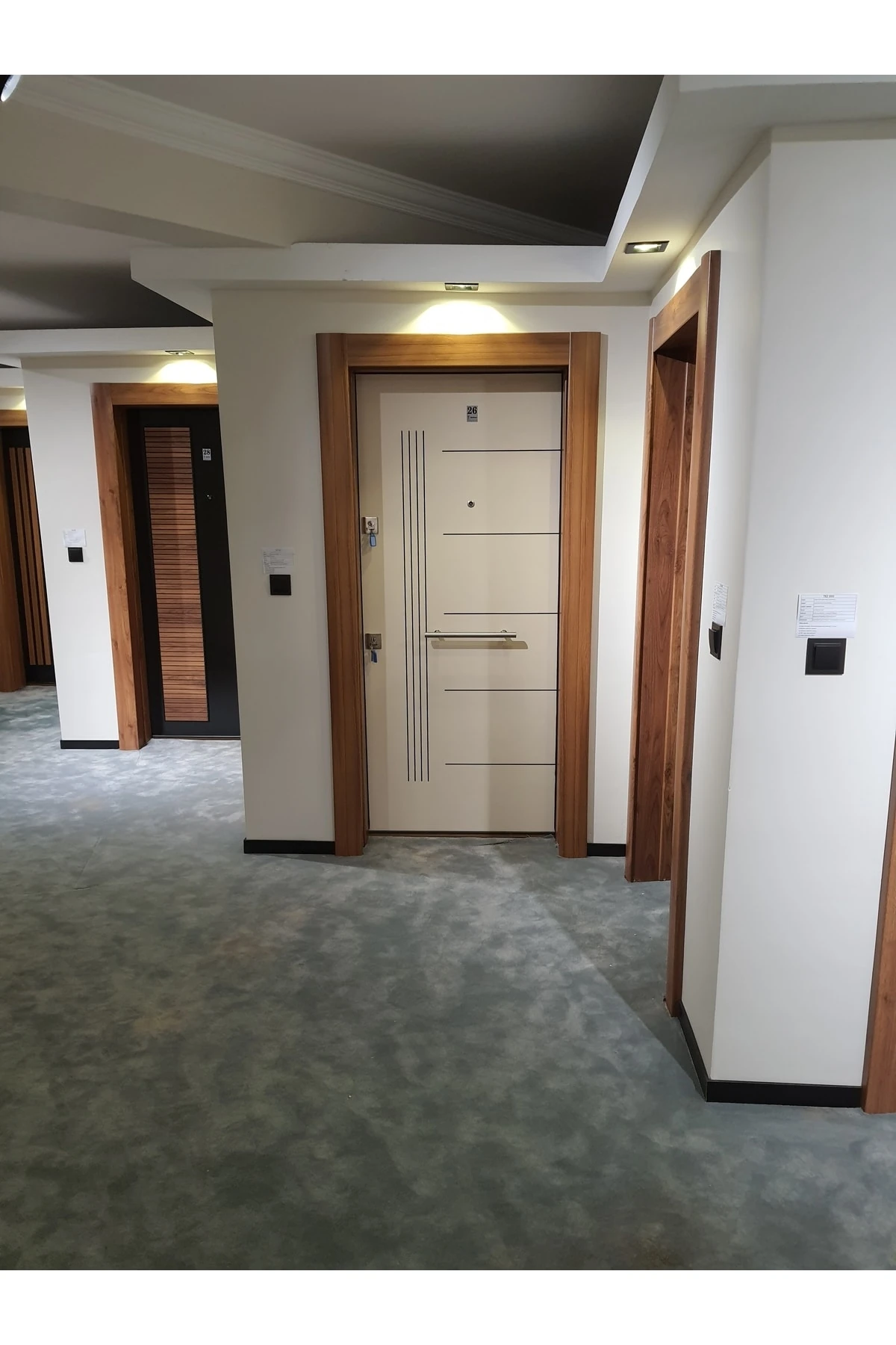 Çelik Kapı Ahşap Kaplama Krem Rengi Tırnaklı Kale Kilitli Çelik Kapı Daire Kapısı Sol Açılım