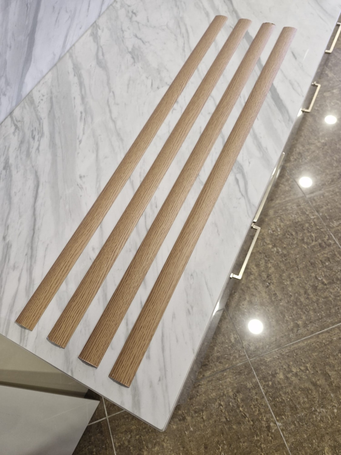 Parke Eşik Çıtası Kendinden Silikonlu Yapışkanlı Meşe Renkli Alüminyum Profil 90 Cm/ 4 Adet.