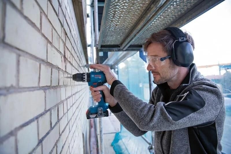 BOSCH Gsb 18V-45 Çift Akülü 2.0 Ah Darbeli Vidalama + 63 Parça Aksesuar Seti