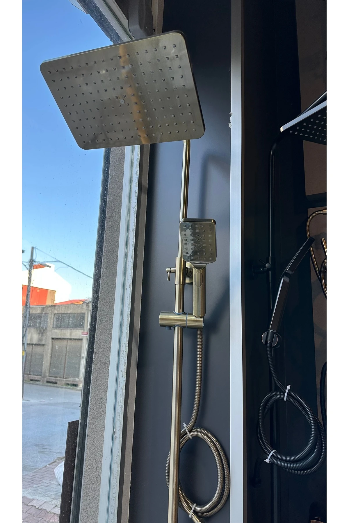 Mat Gold Duş Sistemi Mat Gold Tepe Yağmurlama Armatür Dahil Komple Set Fırçalanmış Dore Gold Kare