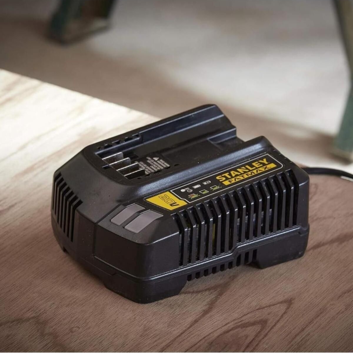 Fatmax 18V Hızlı Şarj Aleti SFMCB14-QW