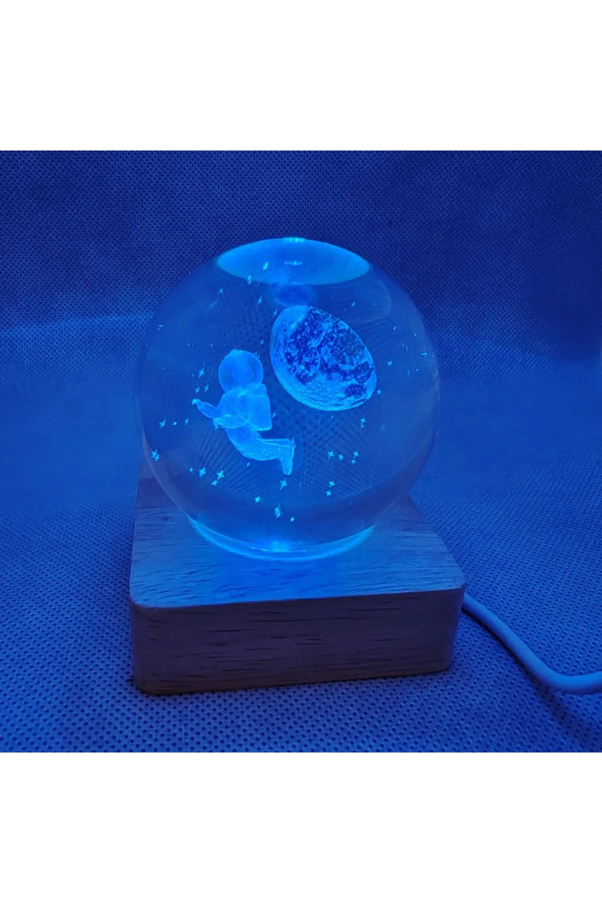3d Uzayda Uçan Astronot Işıklı Cam Küre Usb Kablolu Anahtarlı Ahşap Zeminli