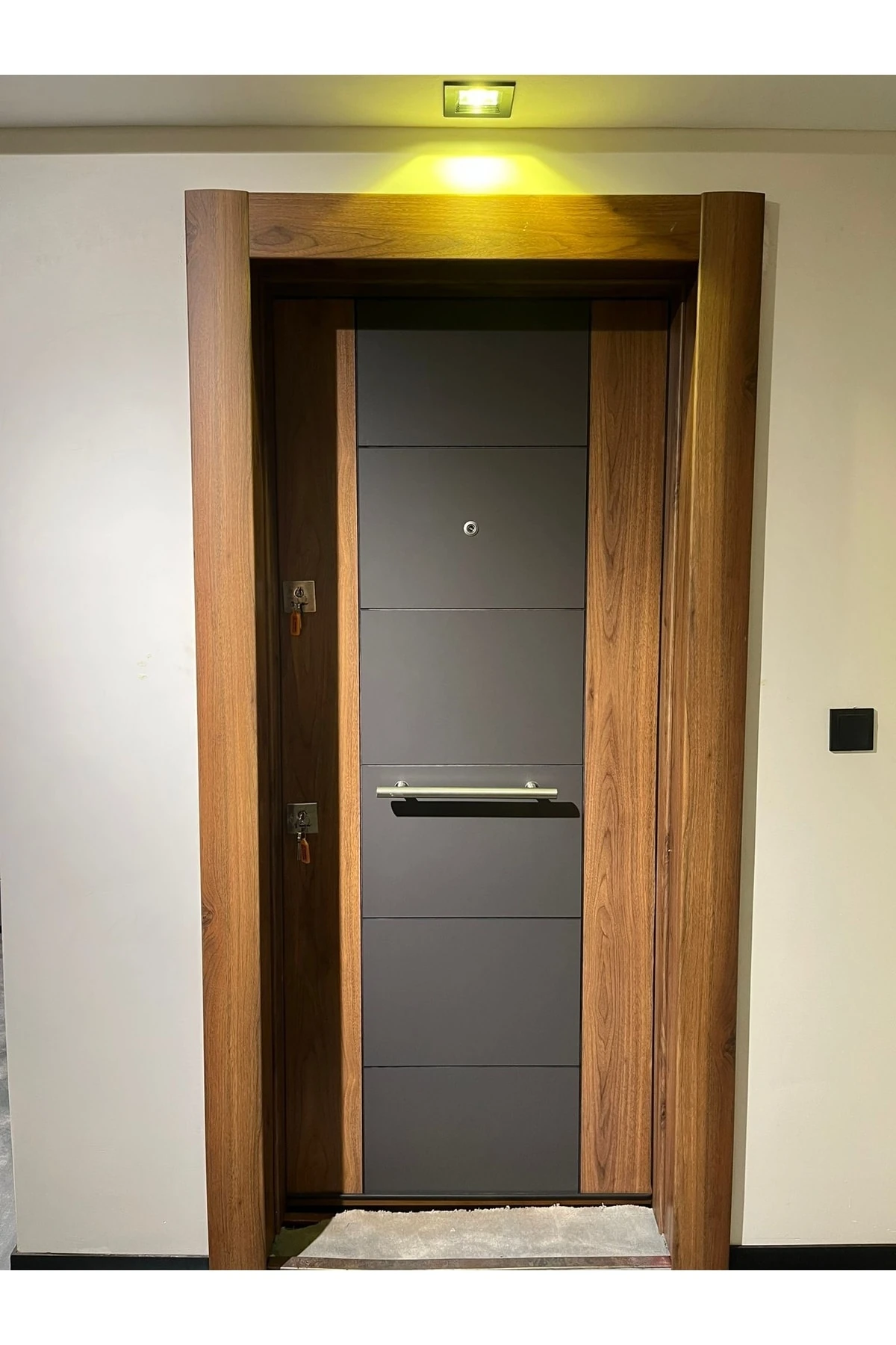 Çelik Kapı Modelleri Model Tırnaklı Sistem Çelik Kapı, Ahşap Kaplamalı Antrasit Düz Sol