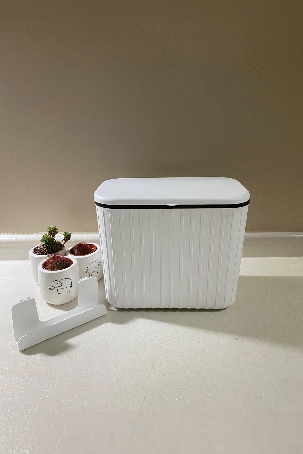 Vailo Beyaz Çizgili 8 Lt Mutfak Tezgah Üstü Ve Dolap Askılı Çöp Kovası