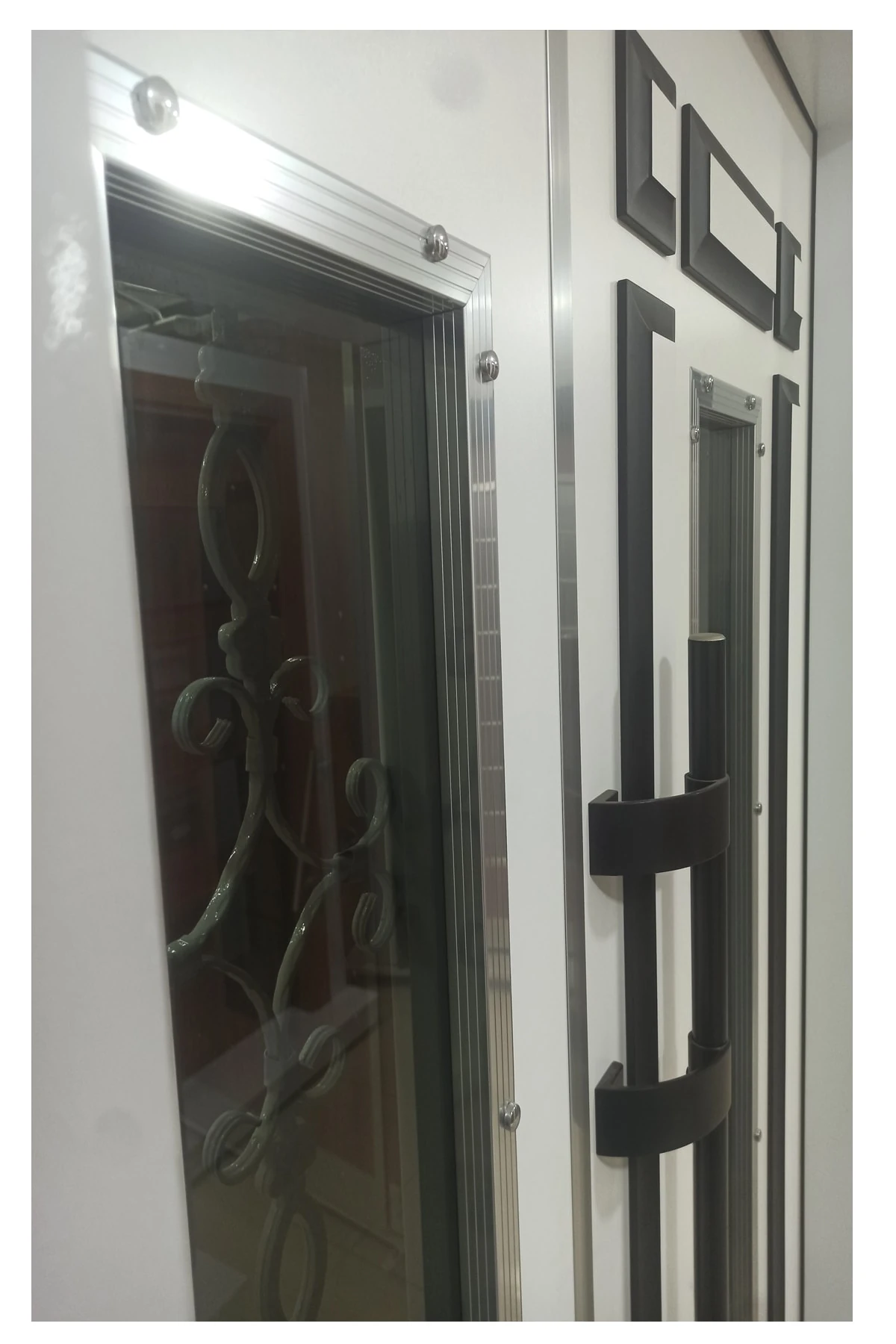 Çelik Kapı, Beyaz Renk Ferforjeli Kabartmalı Çelik Kapı Sol Açılım