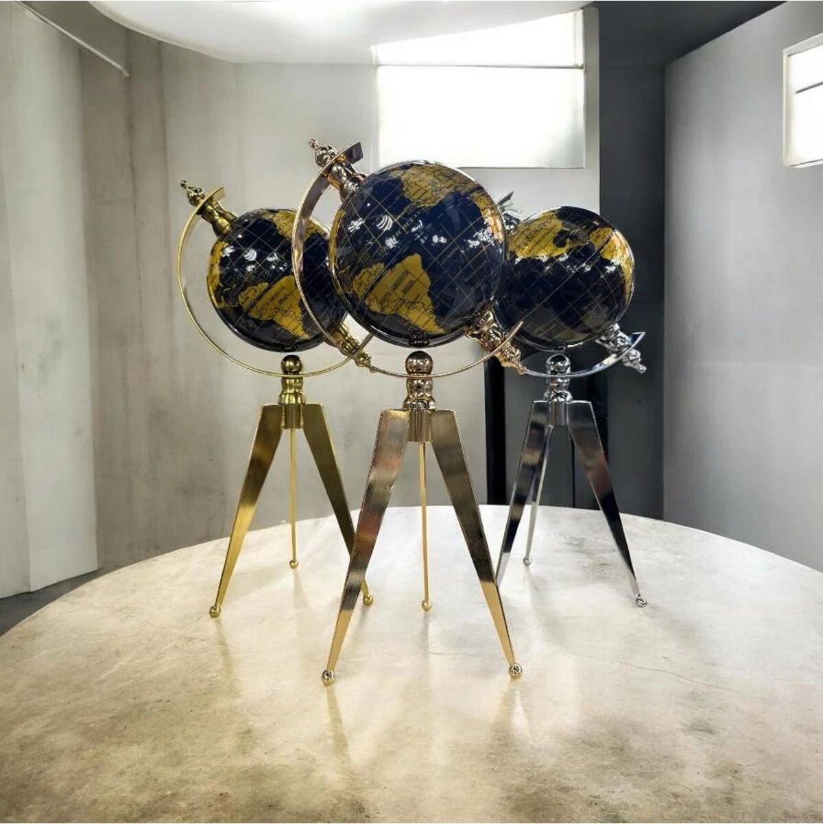 Dekoratif Metal Ithal Üç Ayaklı Dünya Küre Gold Siyah