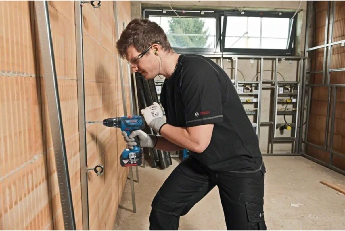 BOSCH Gsb 18V-28 Professional 2.0 Ah Çift Akü Darbeli Delme Vidalama Makinesi + 35 Parça Set