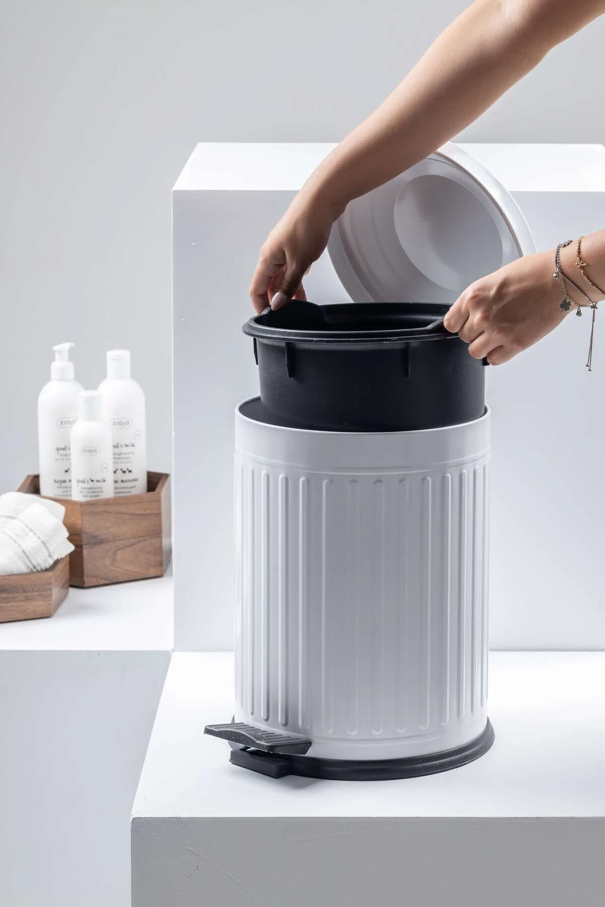 16 Lt Vintage Serisi Amortisör Kapaklı Beyaz Çöp Kovası (BANYO - MUTFAK - TUVALET - BALKON)