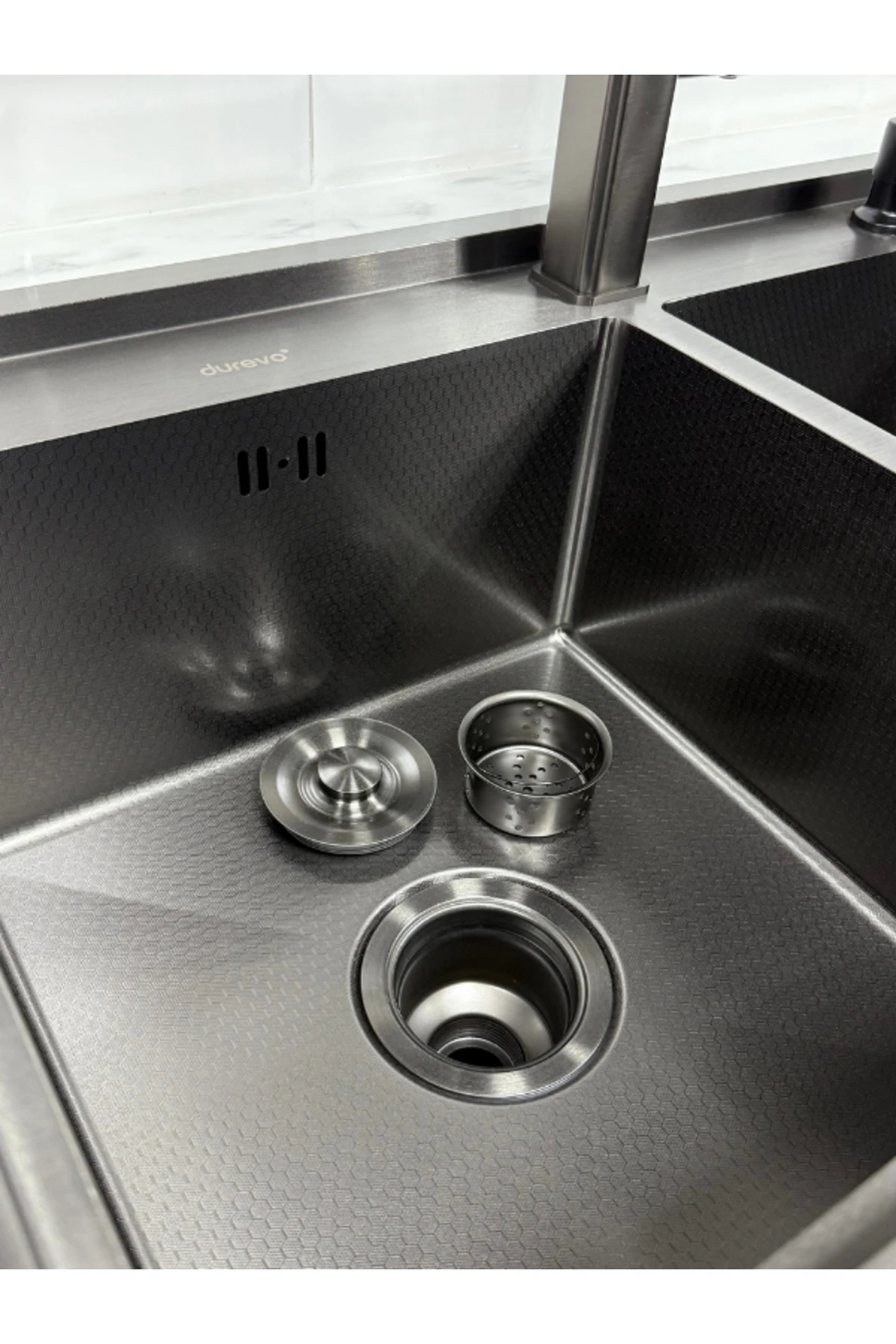 Moderno Double Paslanmaz Çelik Bardak Yıkamalı 2 Gözlü Mutfak Evyesi -Bal Peteği Yüzey 96x50cm SİYAH