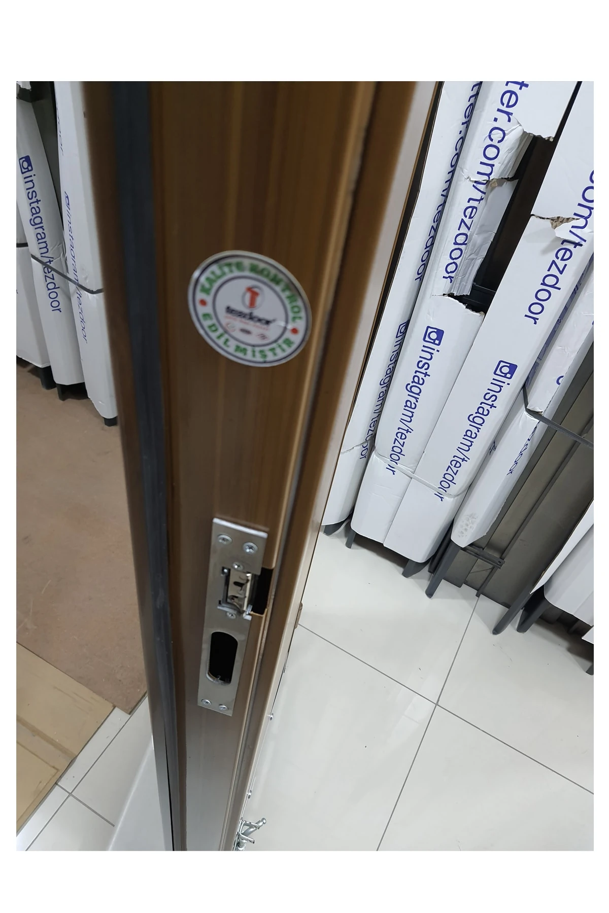 Çelik Kapı Fiyatları Ahşap Desenli Apartman Girişi Çelik Kapı, Dış Mekan Apartman Kapısı Sağ Açılım