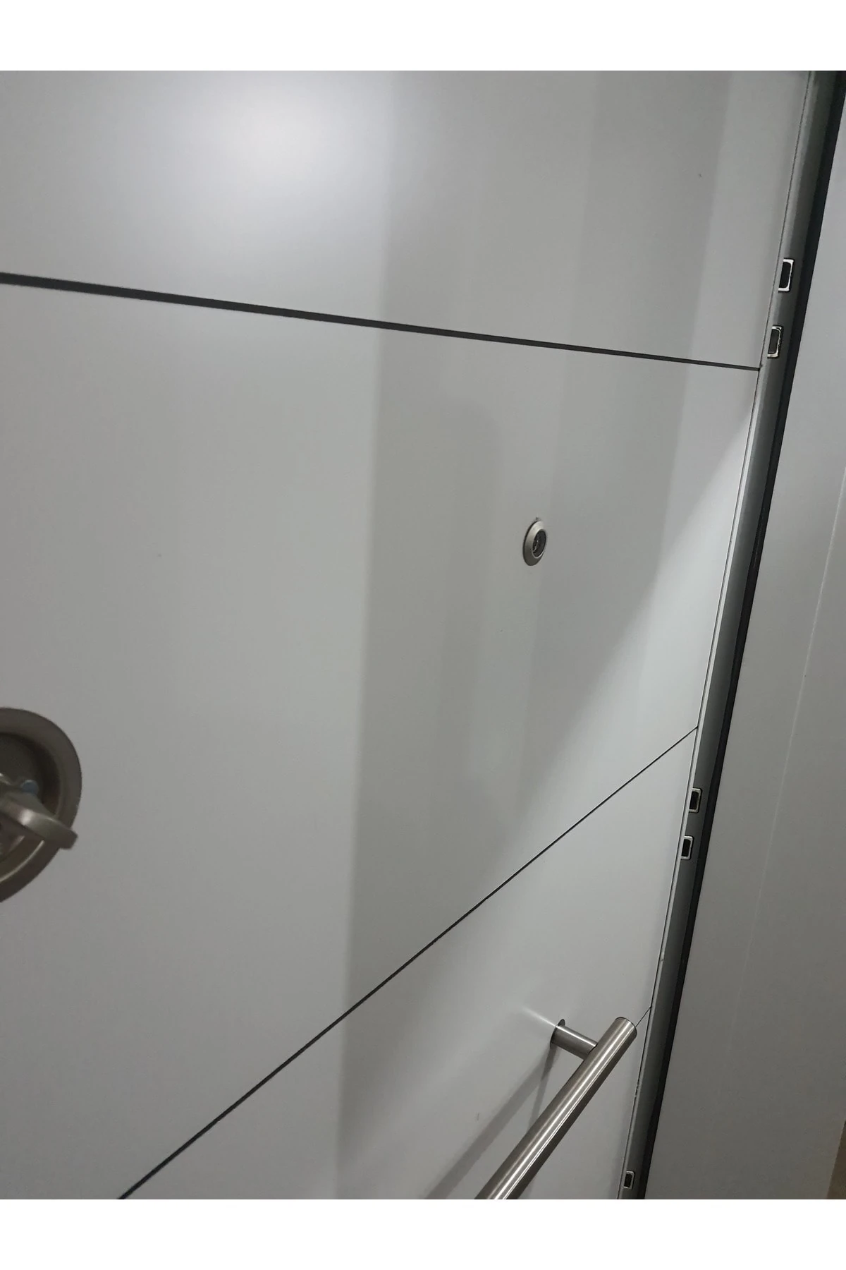 Kompozit Çelik Kapı Kasalı Beyaz Renk Düz Model Tırnaklı Sistem Çelik Kapı Sağ Açılım