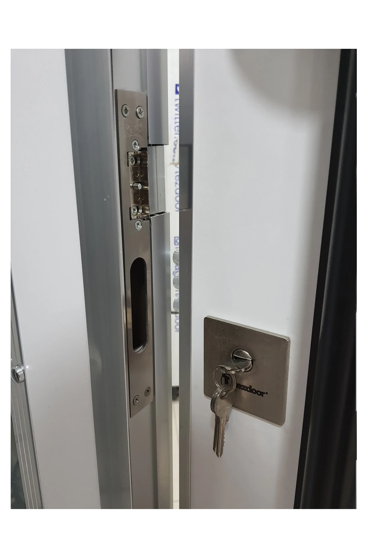 Beyaz Çelik Kapı Beyaz Renk Kabartmalı Model Daire Giriş Kapısı Sol Açılım