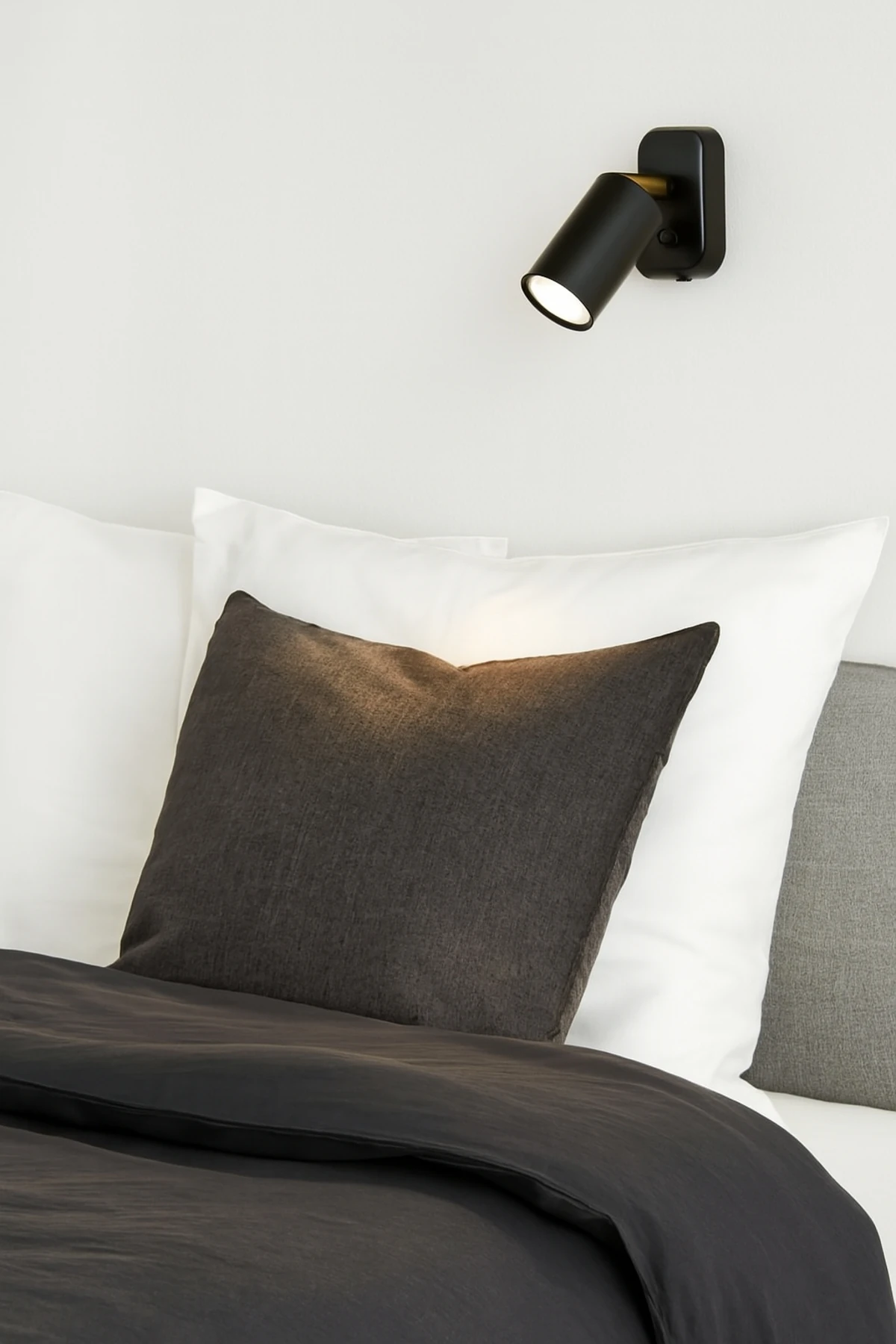 Neron Dekoratif Metal Anahtarlı Aplik Beyaz & Siyah Hareketli (GÜNIŞIĞI LED AMPUL DAHİLDİR!!!)