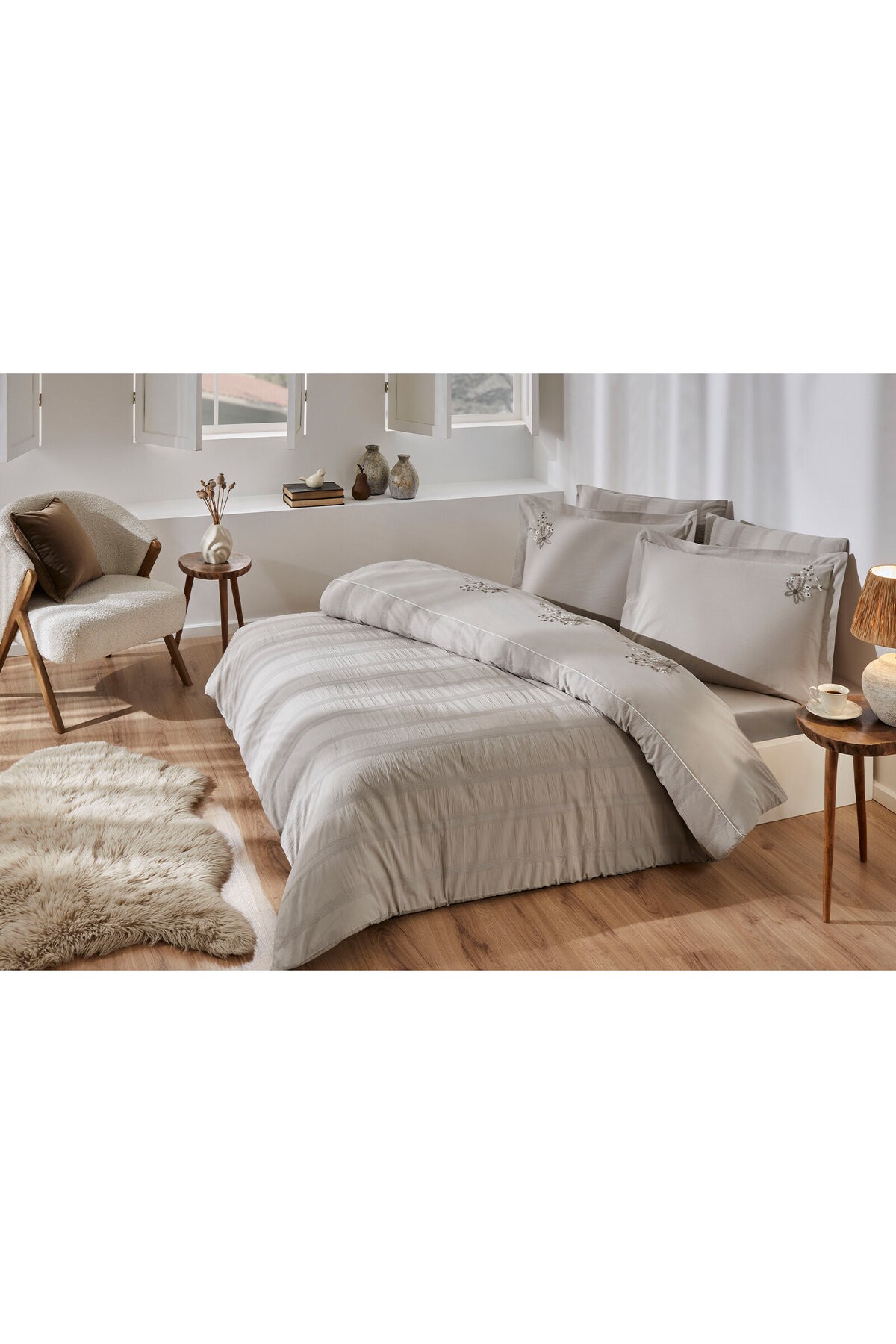 Clivia Çift Kişilik Nakışlı Saten Nevresim Takımı