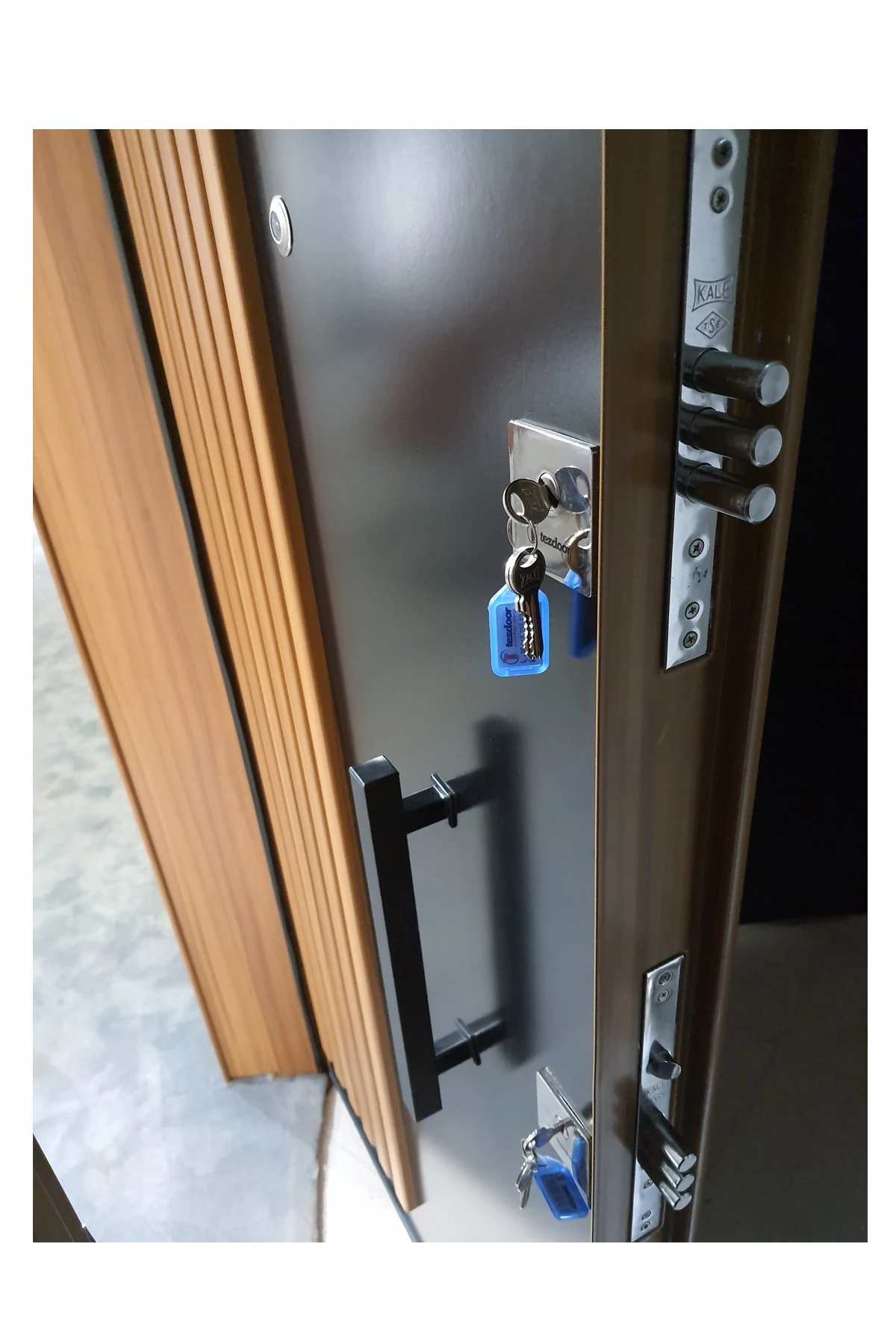 Celik Kapi, Ahşap Kaplama Kabartmalı Model Daire Kapısı