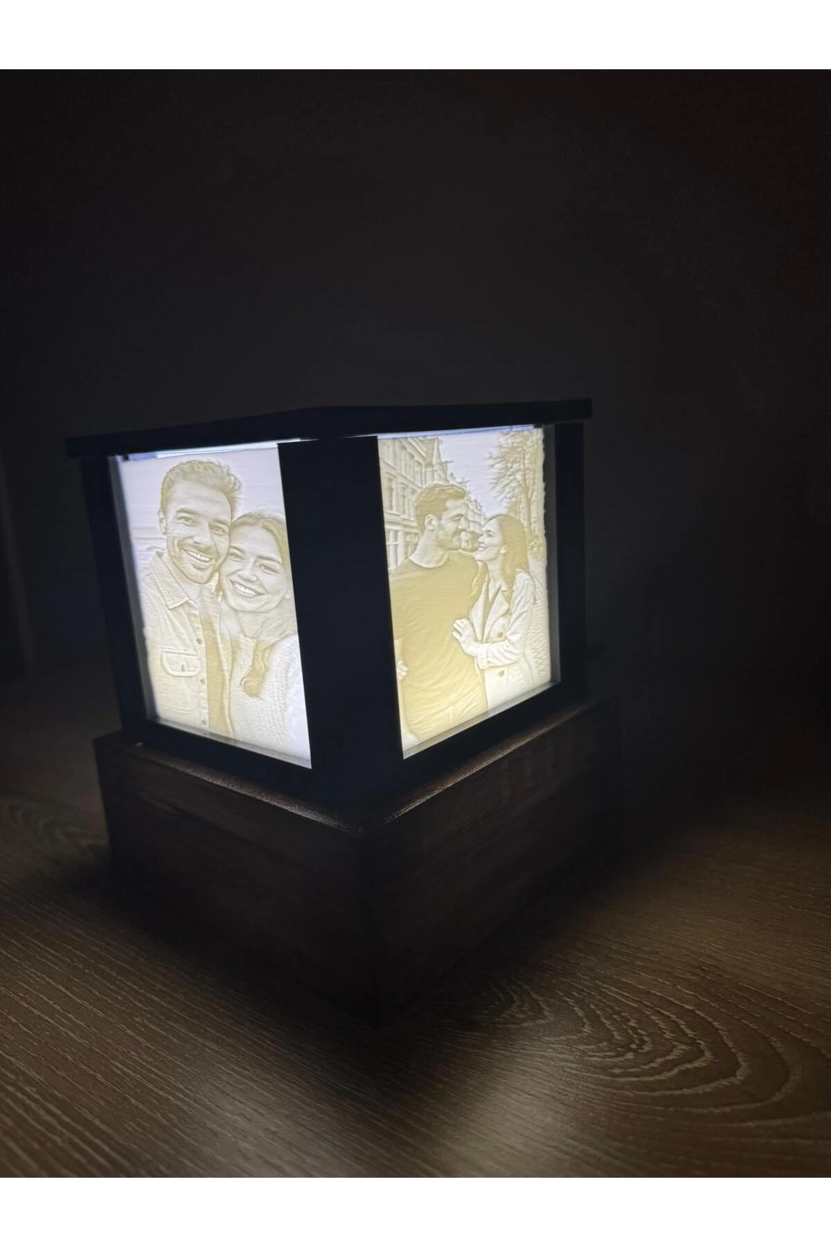 Kişiye Özel Fotoğraf Küp Lamba – Ahşap Tabanlı, Prizle Çalışan Dekoratif Işık