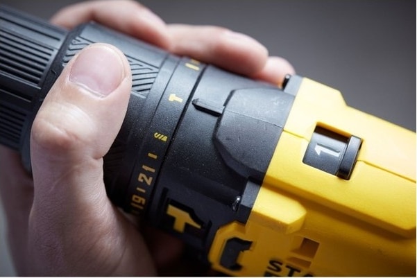 STANLEY 18V 2.0 Ah V20 Li-Ion Çift Akülü, Kömürlü Darbeli Matkap