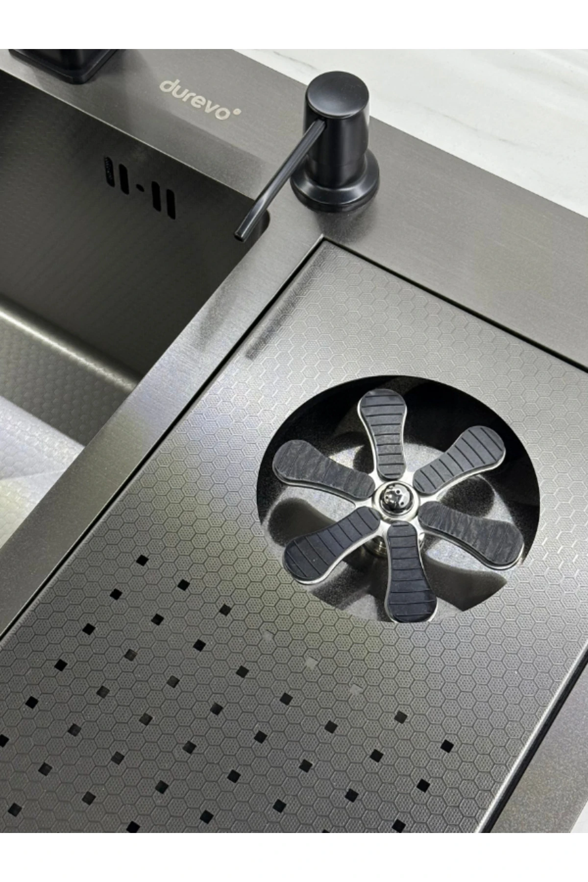 Moderno Paslanmaz Çelik Bardak Yıkamalı Akıllı Mutfak Evyesi Bal Peteği Yüzey Siyah 68x45cm Eviye