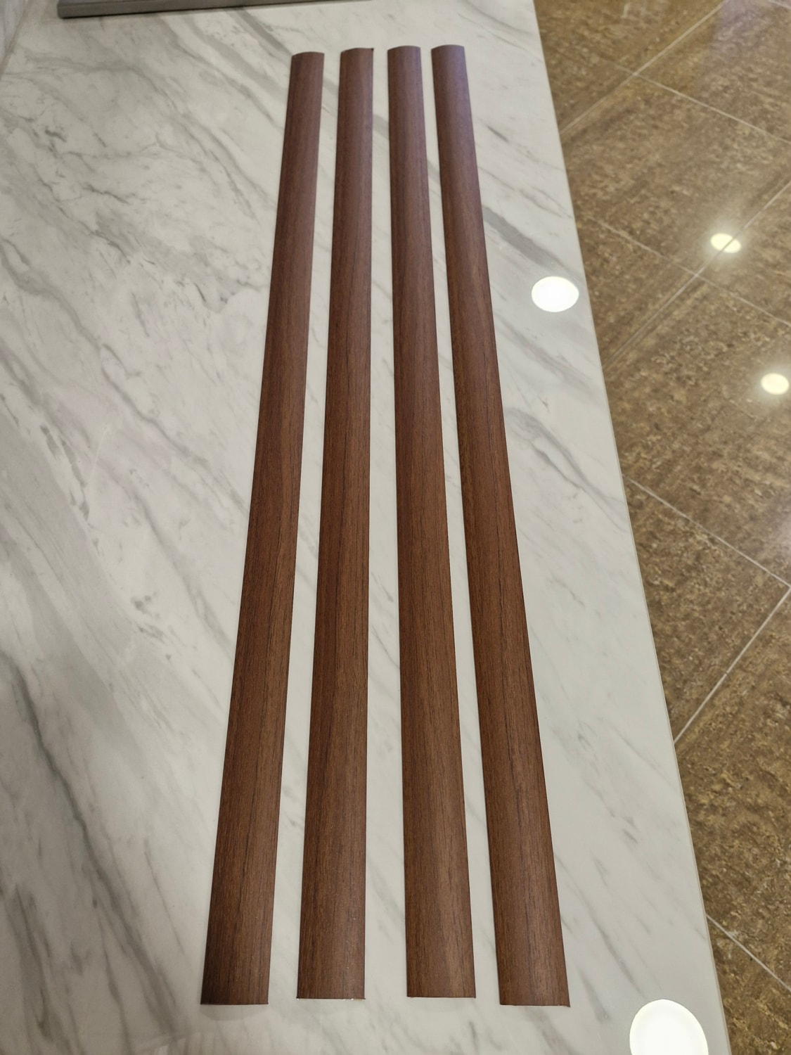 Parke Eşik Çıtası Kendinden Silikonlu Yapışkanlı Koyu Ceviz Renkli Alüminyum Profil 90 Cm/4 Adet.