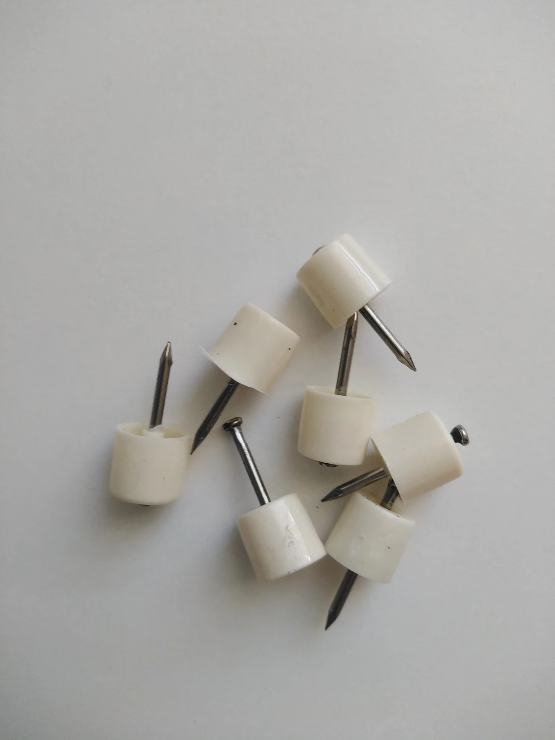 Çivili Raf Pimi Krem