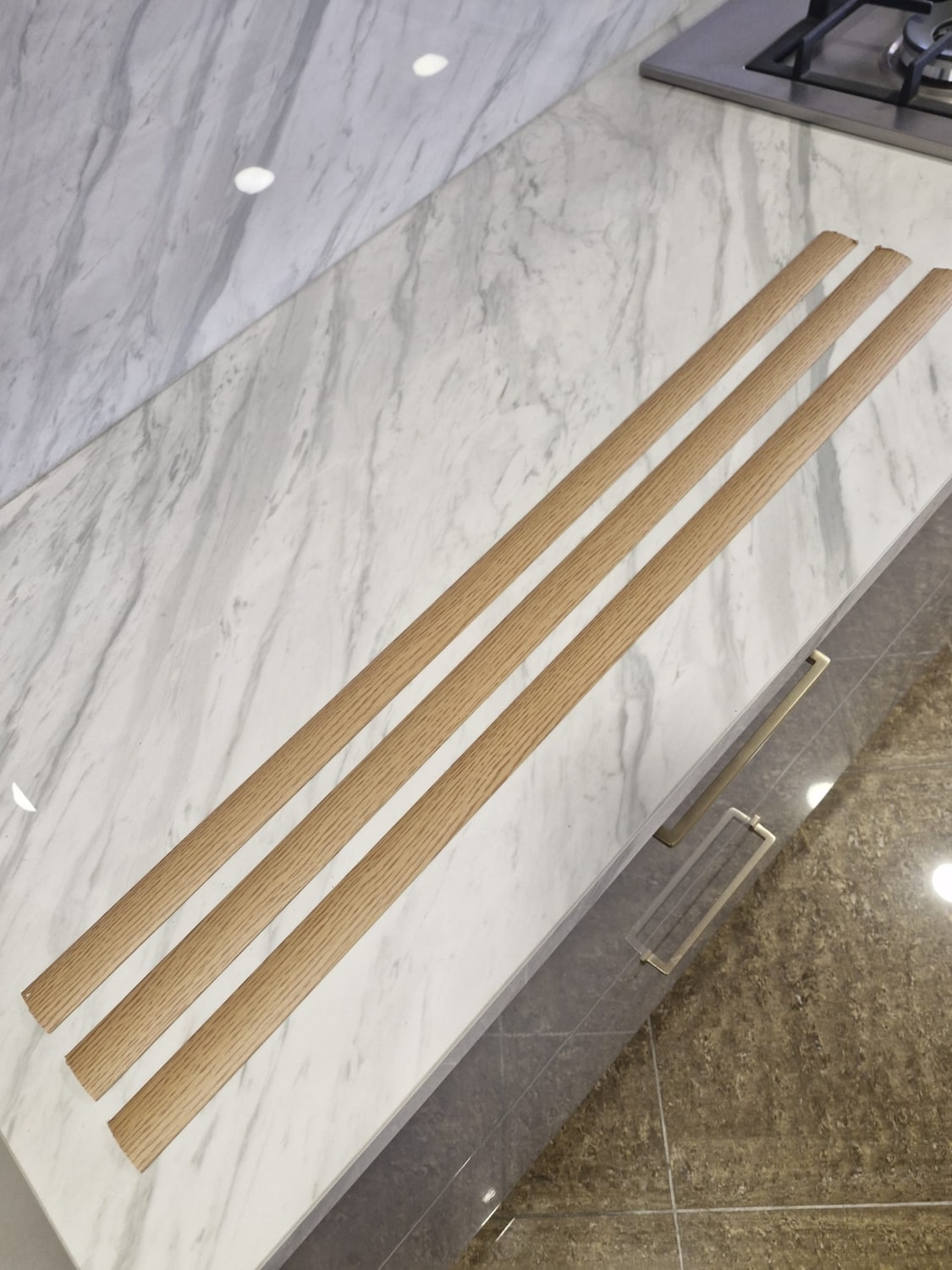 Parke Eşik Çıtası Kendinden Silikonlu Yapışkanlı Meşe Renkli Alüminyum Profil 90 Cm/3 Adet.