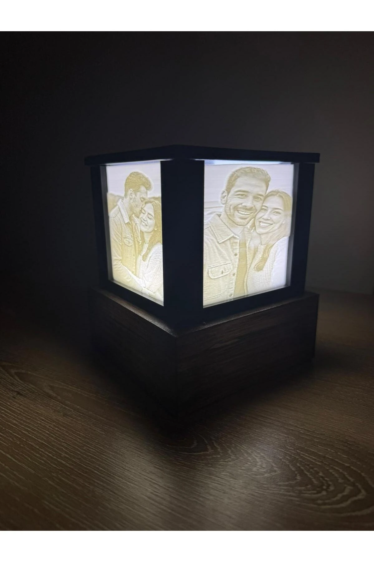 Kişiye Özel Fotoğraf Küp Lamba – Ahşap Tabanlı, Prizle Çalışan Dekoratif Işık