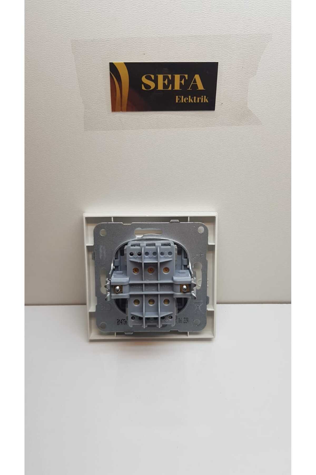 ÜÇLÜ ANAHTAR ÇERÇEVELİ BEYAZ  KARRE SERİSİ