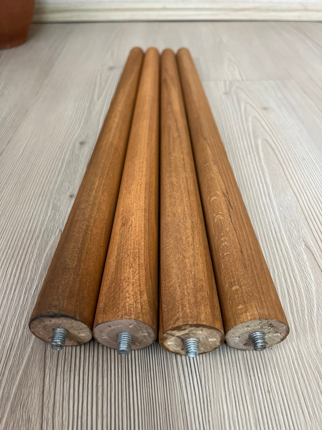 50 cm Açık Meşe Ahşap Konik Masa Sandalye Sehpa Ayağı | 4’lü Set – Bağlantı Aparatları ve Vidalar Dahil