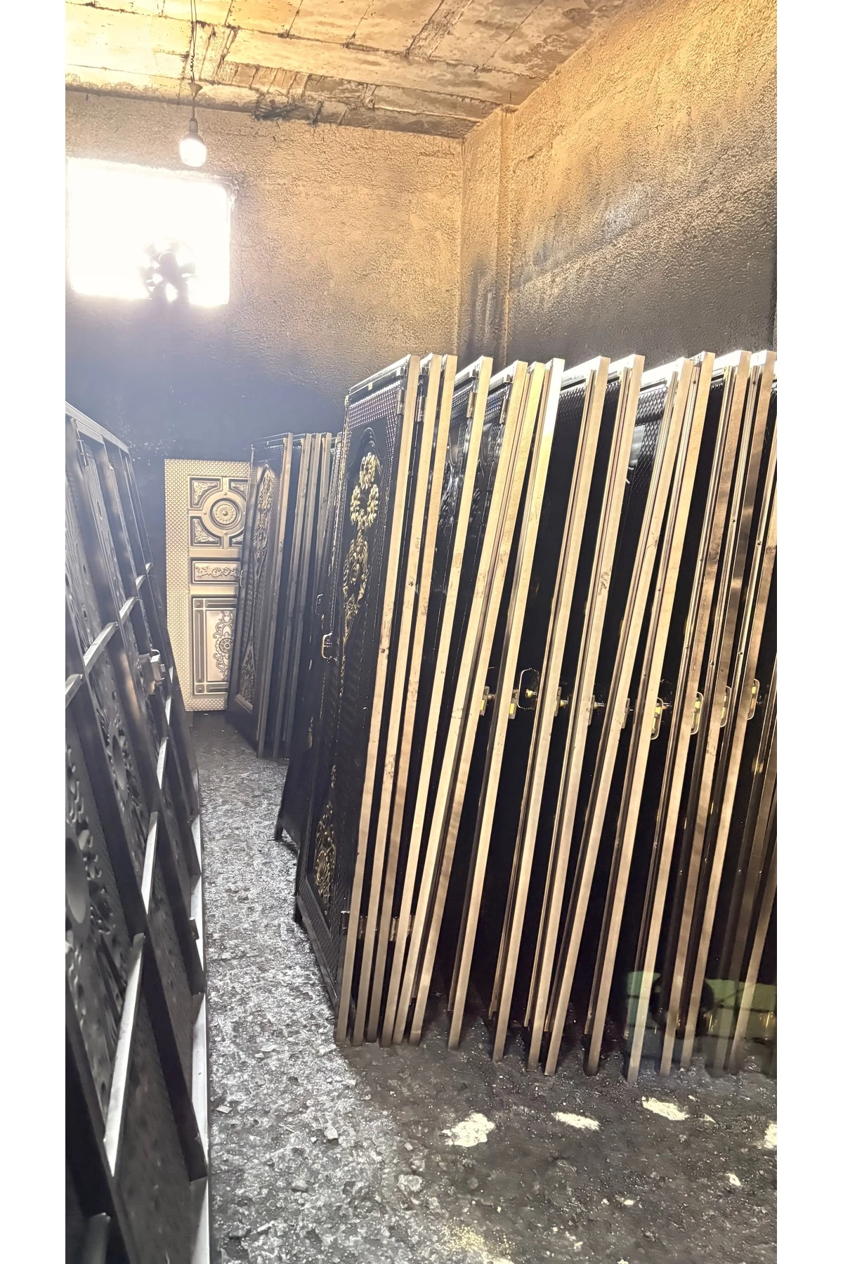 Demir kapı 100x200 ölçülerinde (SAĞ AÇILIM)