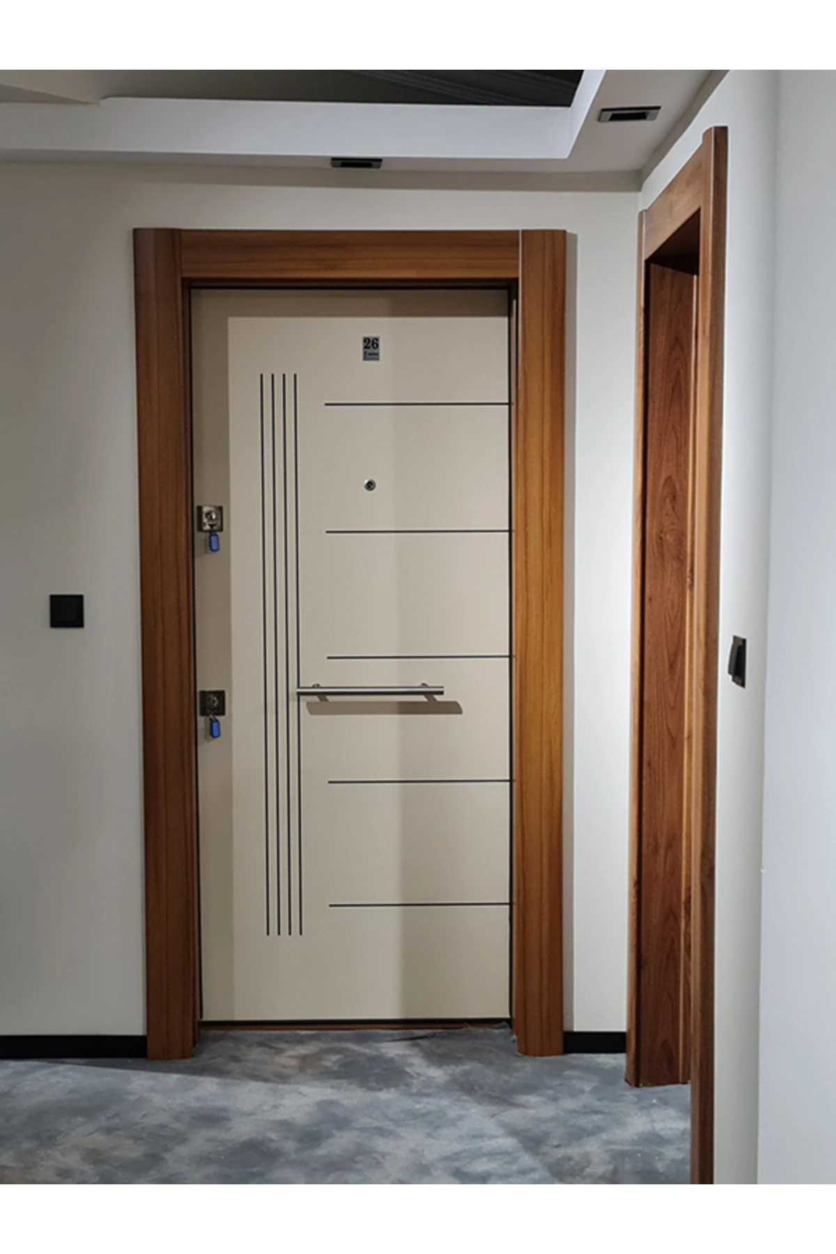 Çelik Kapı Ahşap Kaplama Krem Rengi Tırnaklı Kale Kilitli Çelik Kapı Daire Kapısı Sağ Açılım