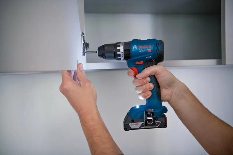 BOSCH Gsb 18V-45 Çift Akülü 2.0 Ah Darbeli Vidalama + 63 Parça Aksesuar Seti