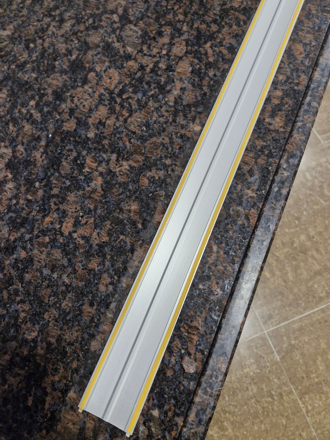 Parke Eşik Çıtası Kendinden Silikonlu Yapışkanlı Alüminyum Geniş Profil 90 Cm/3 Adet.