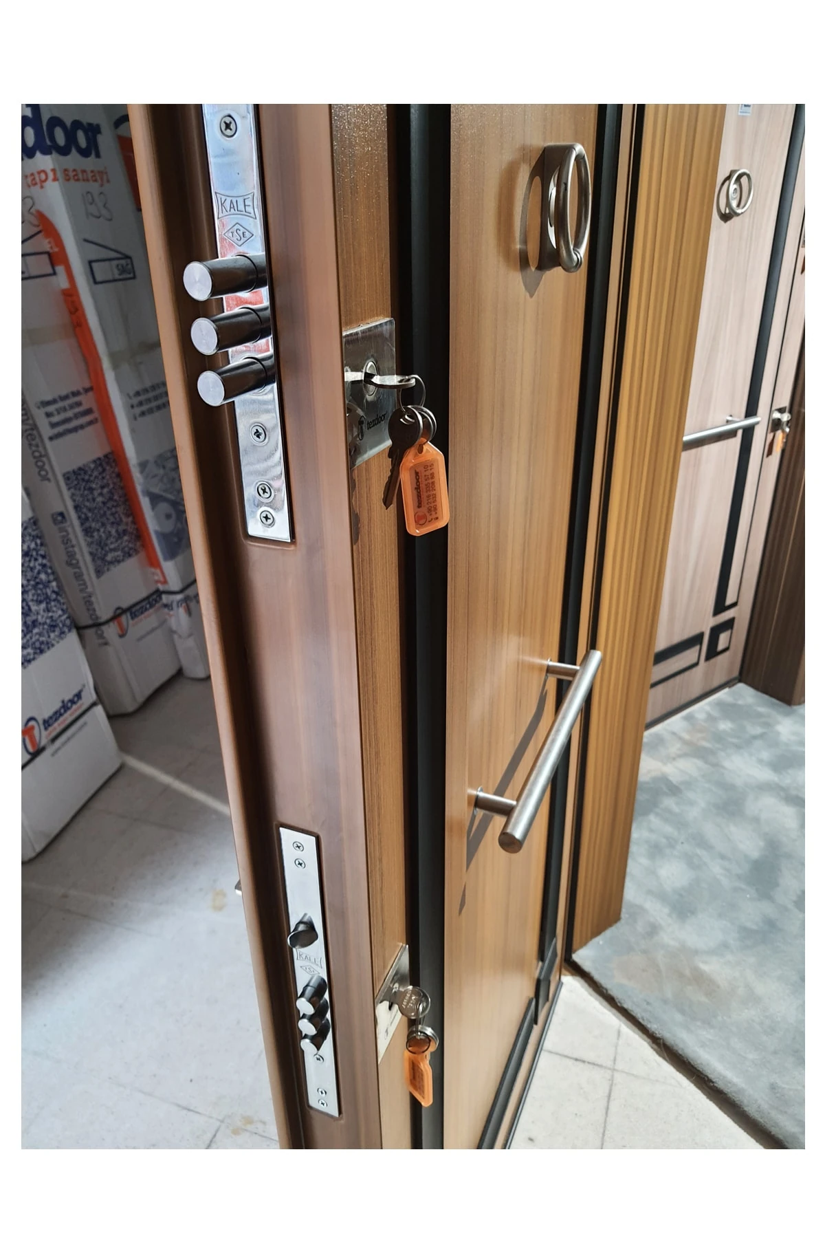 Celik Kapi Tırnaklı Sistem Çelik Kapı, Eskitme Kasalı Kabartmalı Sağ Açılım