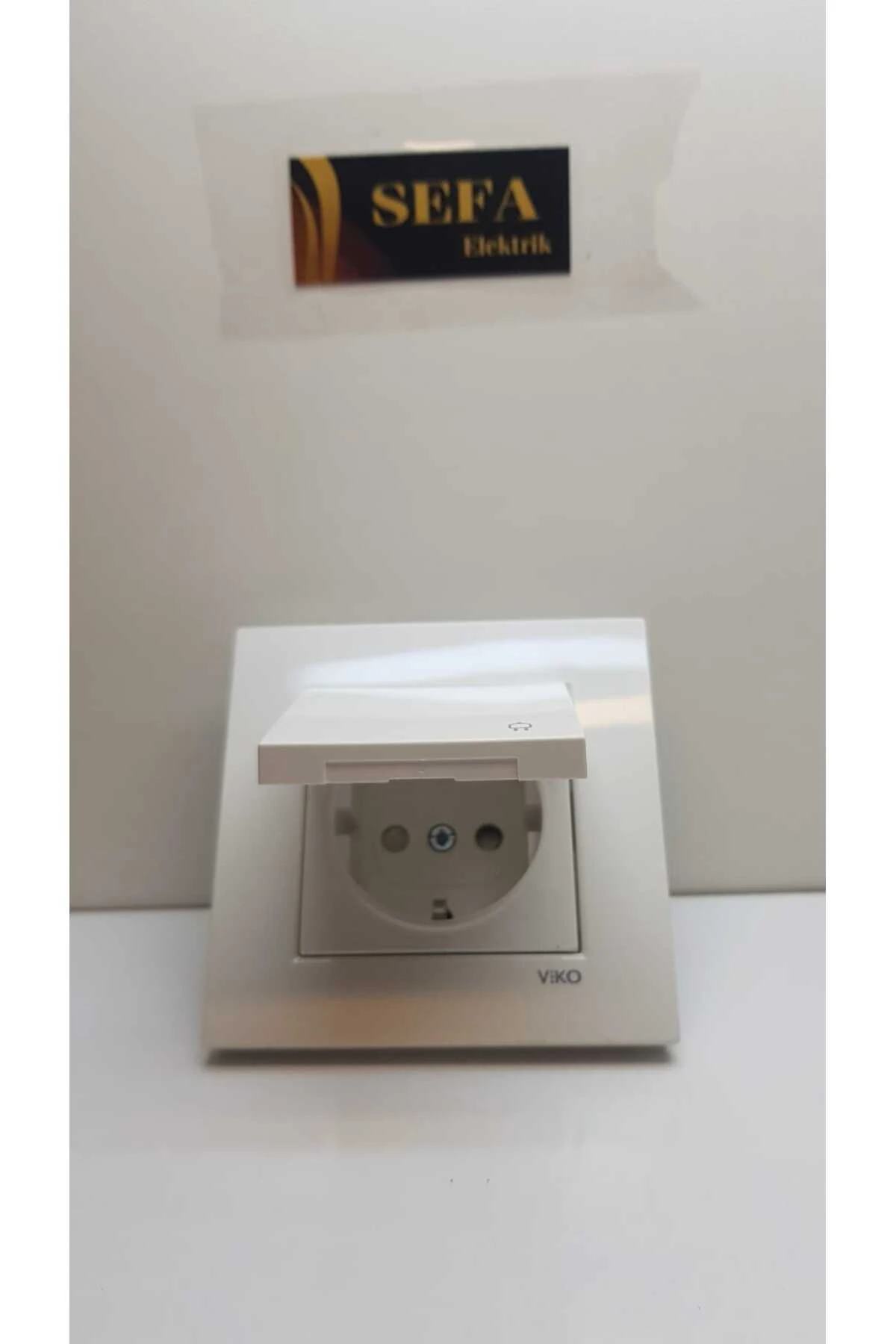 KAPAKLI TOPRAKLI ÇOÇUK KORUMALI PRİZ ÇERÇEVELİ BEYAZ  KARRE SERİSİ