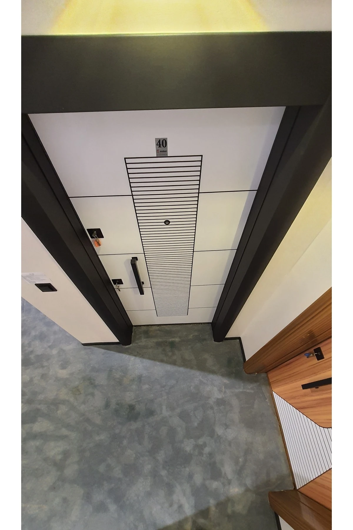 Çelik Kapı, Tırnaklı Çelik Kapı, Düz Model Kapı, Beyaz Renk Antrasit Desenli Çelik Kapı Sağ Açılım