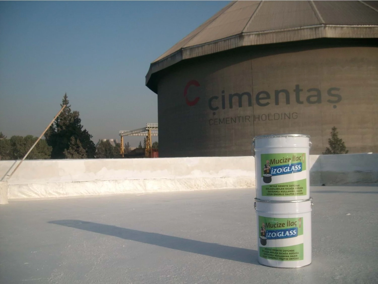 Izo White Glass Beyaz Mucize Ilaç Solvent Bazlı Dış Cephe Yalıtım Örtüsü 2.5 kg