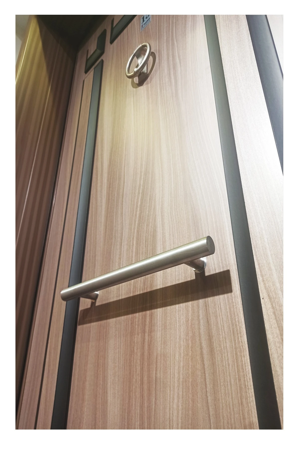 Celik Kapi Tırnaklı Sistem Eskitme Kasalı Kabartmalı Model Daire Kapısı Çelik Kapı Sağ Açılım