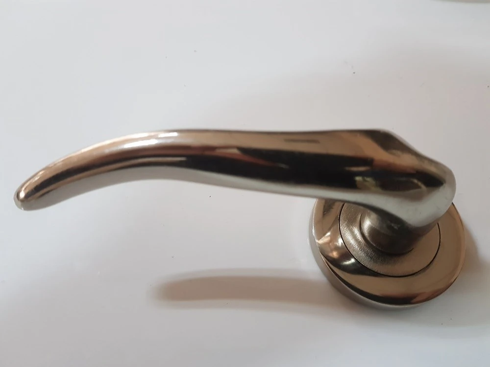 Çelik Kapı Kolu Rozetli Dilara Nikel Saten Sol