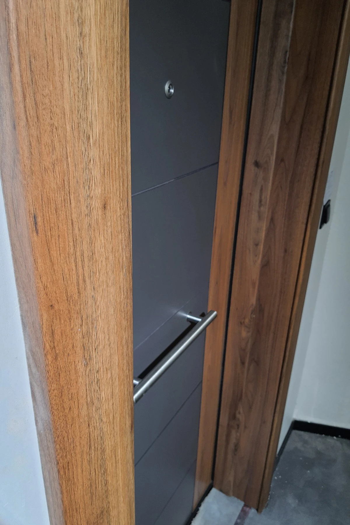 Çelik Kapı Modelleri Model Tırnaklı Sistem Çelik Kapı, Ahşap Kaplamalı Antrasit Düz Sol