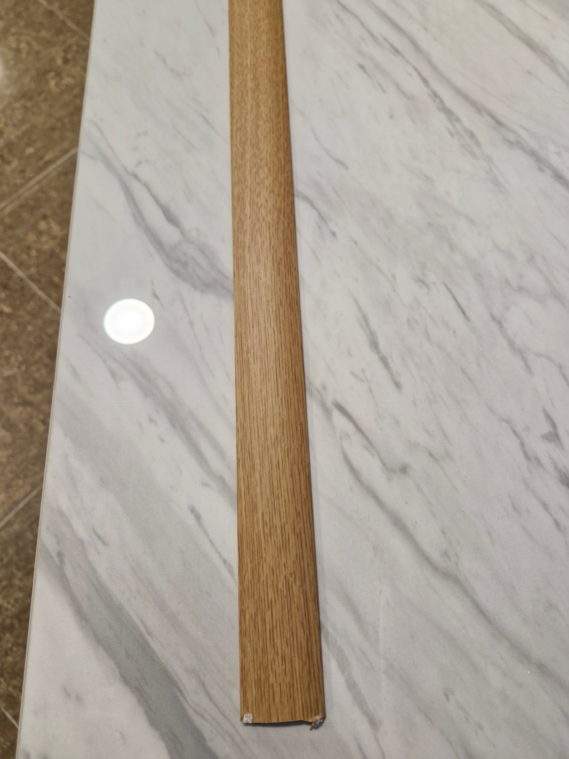Parke Eşik Çıtası Kendinden Silikonlu Yapışkanlı Meşe Renkli Alüminyum Profil 90 Cm/3 Adet.